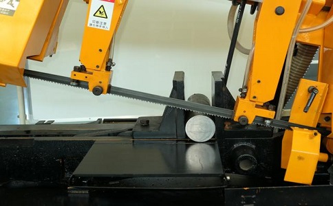 石棉数控带锯床自动送料精度会出现偏差吗？